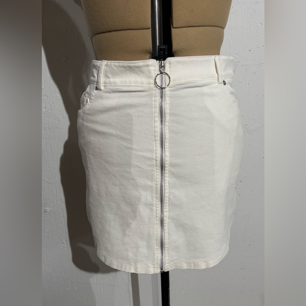 Forever 21 White Pencil Skirt with Front Zipper